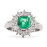 ANELLO A MARGHERITA IN PLATINO CON SMERALDO NATURALE (0.93CT) E DIAMANTI (0.72CT), ANNI ‘80/‘90