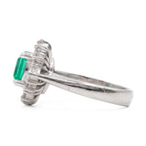 ANELLO A MARGHERITA IN PLATINO CON SMERALDO NATURALE (0.93CT) E DIAMANTI (0.72CT), ANNI ‘80/‘90