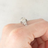 Anel Art Déco em ouro branco 14K com diamantes de lapidação antiga europeia (aprox. 0.90 ct), década de 30.