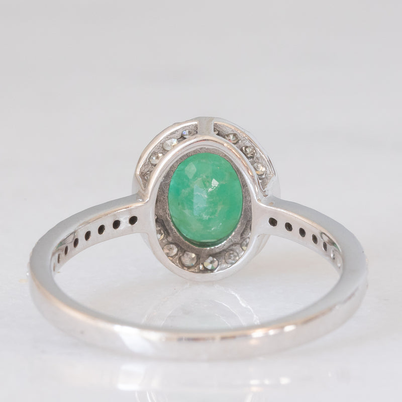 Anello a margherita moderno in oro bianco 9K con smeraldo (1ctw ca.) e diamanti (0.36ctw ca.)