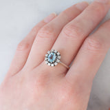 Anello a margherita vintage in oro bianco 14K con acquamarina (0.70ct ca.) e diamanti di taglio brillante (0.24ctw ca.), anni ‘70
