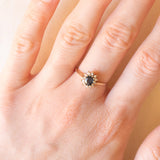 Anello a margherita vintage in oro giallo 9K con zaffiro (0.40ct ca.) e diamanti (0.12ctw ca.), anno 1984