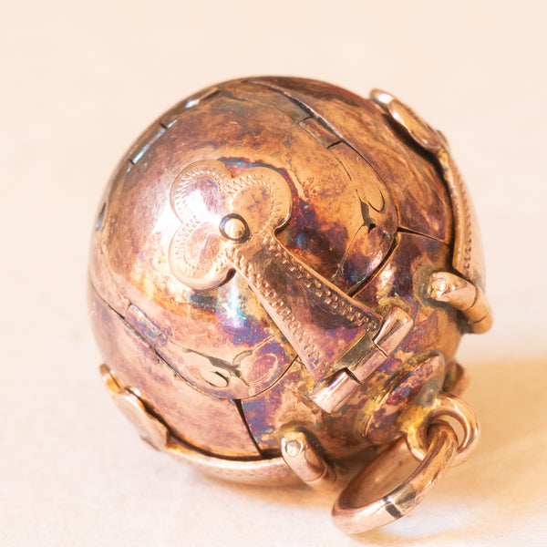 Ciondolo massonico con lamina in oro giallo 9K su argento a forma di sfera apribile e con piramidi incise con disegni