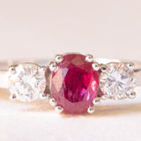 Vintage-Trilogie aus 18 Karat Weißgold mit Rubin (ca. 1 ct) und Diamanten im Brillantschliff (ca. 0.42 ctw)