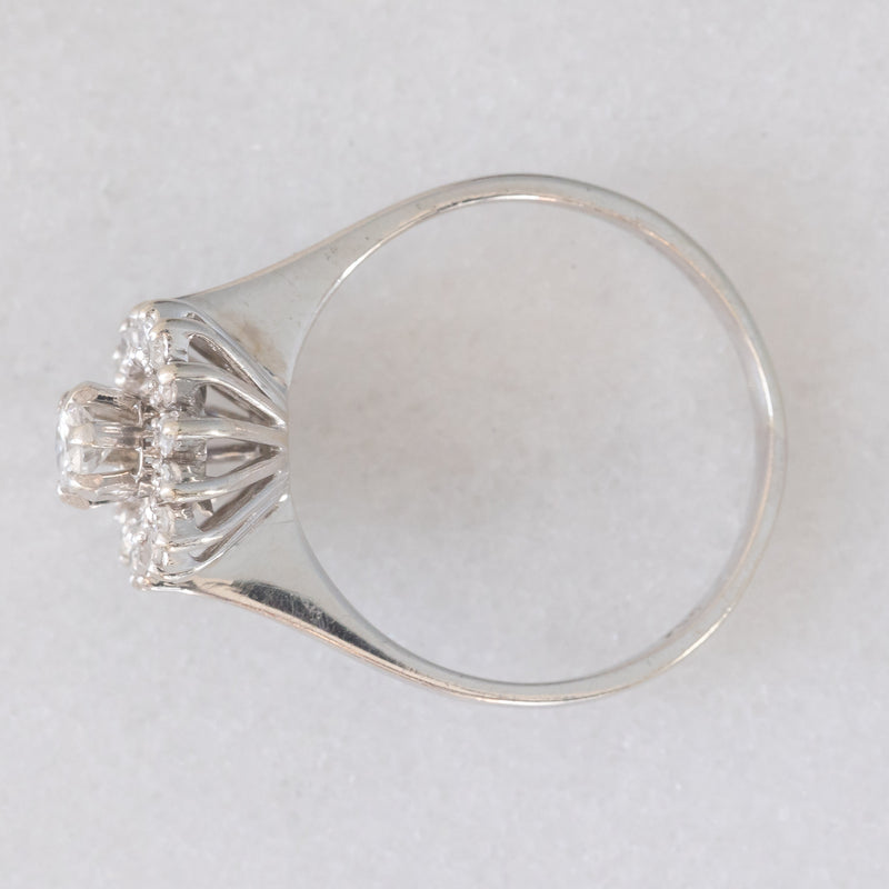 Anello a margherita in oro bianco 18K con diamanti (0.32ctw ca.), anni ‘70