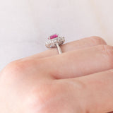 Anello a margherita vintage in platino con rubino (0.33ct) e diamanti (0.57ctw), anni ‘70