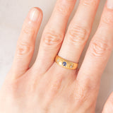 Anello gypsy vintage in oro giallo 14K con zaffiro (0.10ct ca.) e diamanti di taglio rosetta (0.04ctw ca.), anni ‘40/‘50