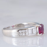 Anello a fascia vintage in platino con rubino (0.60ct) e diamanti (0.60ctw), anni ‘80