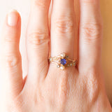Anello Art Nouveau francese in oro giallo 18K con iolite (0.20ct ca.), diamanti di taglio rosetta e perline bianche, anni ‘10/‘20