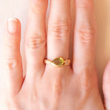 Vintage 18K yellow gold ring with peridot (0.75ct approx.) and diamonds (0.06ctw approx.), 70s/80s