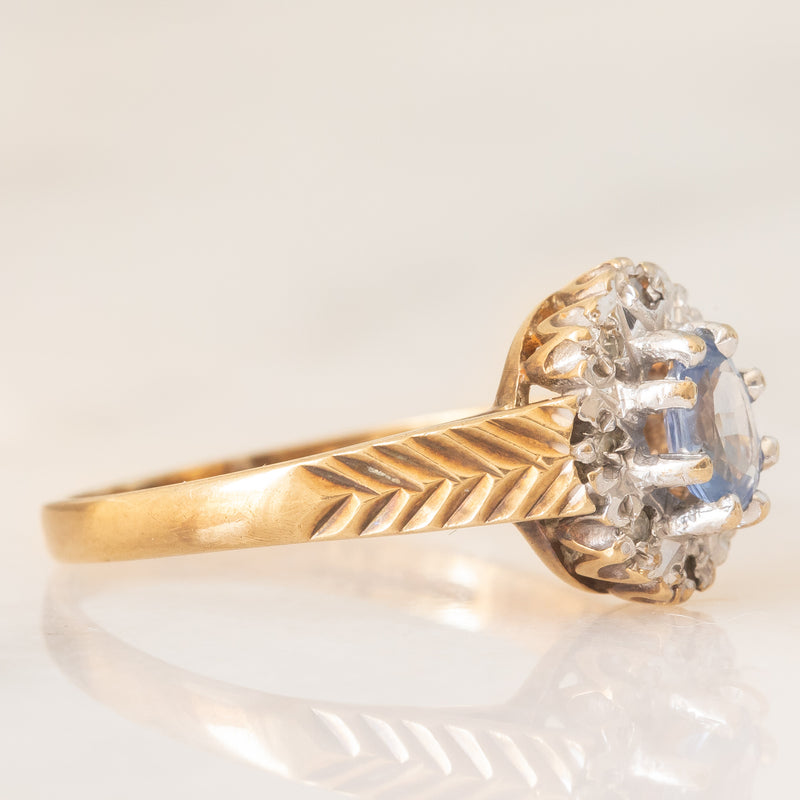 Anello a margherita in oro giallo 9K con zaffiro (0.35ct ca.) e diamanti (0.04ctw ca.), anno 1991