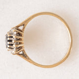 Anello a margherita vintage in oro giallo e bianco 9K con zaffiro (0.50ct ca.) e diamanti (0.14ctw ca.), anni ‘80