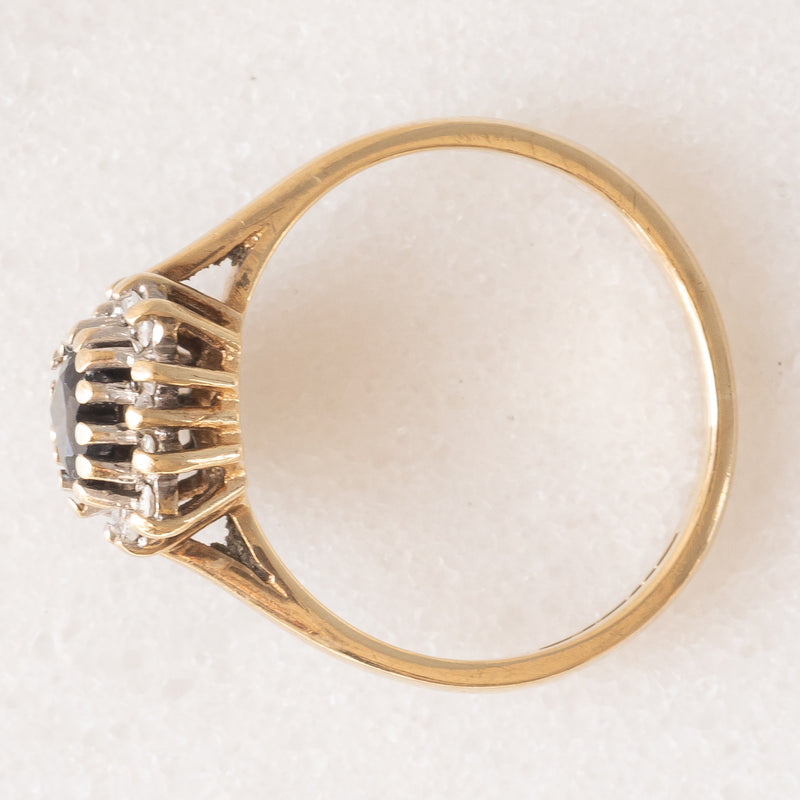 Anello a margherita vintage in oro giallo e bianco 9K con zaffiro (0.50ct ca.) e diamanti (0.14ctw ca.), anni ‘80