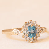 Anello a margherita in oro giallo e bianco 9K con topazio azzurro (0.40ct ca.) e diamanti (0.12ctw ca.), anno 1989