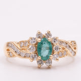 Anel vintage margarida em ouro amarelo 14K com esmeralda (aprox. 0.40 ct) e diamantes lapidação brilhante (aprox. 0.60 ctw), anos 70/80