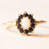 Vintage-Gänseblümchenring aus 9-karätigem Gelbgold mit Opal (ca. 0.22 ct) und Saphiren (ca. 0.30 ctw), Jahr 1986