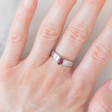 Anello a fascia vintage in platino con rubino (0.60ct) e diamanti (0.60ctw), anni ‘80