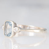 Trilogy vintage in oro bianco 9K con acquamarina (0.40ct ca.) e diamanti di taglio brillante (0.02ctw ca.), anni ‘70