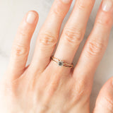 Anello a margherita in oro giallo 9K con zaffiro (0.08ct ca.) e diamanti (0.06ctw ca.), anni ‘70/‘80