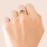 Claddagh-Ring aus 9-karätigem Gelbgold mit Zirkonia und herzförmigem Granat, 60er/70er Jahre