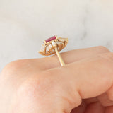 Anello ballerina vintage in oro giallo 14K con rubino (0.40ct ca.) e diamanti di taglio tapered (1ctw ca.), anni ‘70/‘80