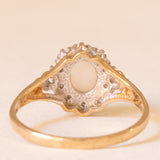 Anello a margherita vintage in oro giallo e bianco 9K con opale (0.30ct ca.) e diamanti, anni ‘70/‘80