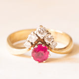 Ring aus 14-karätigem Gelb- und Weißgold mit synthetischem Rubin (ca. 0.90 ct) und Diamanten im Brillantschliff (ca. 0.50 ctw), 20er Jahre