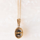 Collana vintage con catenina in oro giallo 9K e con ciondolo a margherita in oro giallo e bianco 9K con zaffiro (0.40ct ca.) e diamanti (0.03ctw ca.), anni ‘70