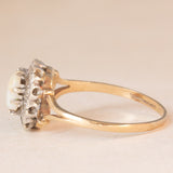 Anello a margherita vintage in oro giallo e bianco 9K con opale (0.40ct ca.) e diamanti (0.05ctw ca.), anno 1989
