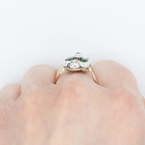 Anello a fiore antico in oro giallo 14K e argento con diamanti di taglio rosetta e paste di vetro verde, fine ‘800