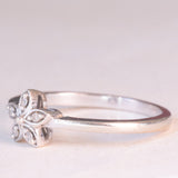 Anello vintage a forma di fiore in oro bianco 9K con diamanti (0.02ctw ca.), anni ‘90