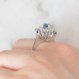 Anello a fiocco di neve vintage in oro bianco 14K con zaffiri (1.10ctw ca.) e diamanti di taglio brillante (0.48ctw ca.), anni ‘70/‘80