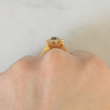 Anello a margherita vintage in oro giallo 18K con zaffiro (0.70ct ca.) e diamanti di taglio brillante (0.40ctw ca.), anni ‘80/‘90