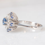 Anello a fiocco di neve vintage in oro bianco 14K con zaffiri (1.10ctw ca.) e diamanti di taglio brillante (0.48ctw ca.), anni ‘70/‘80