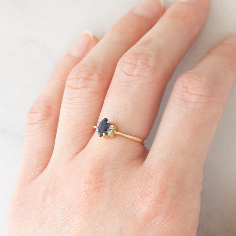 Anello vintage in oro giallo 18K con zaffiro (0.35ct ca.) e diamanti (0.04ctw ca.)