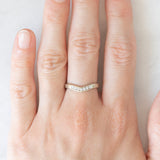 Anello a “V” vintage in oro bianco 9K con diamanti (0.10ctw ca.)