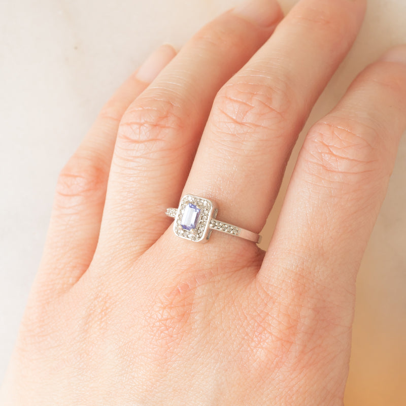 Anello a margherita in oro bianco 9K con tanzanite (0.30ct ca.) e diamanti (0.15ctw ca.), anni ‘90