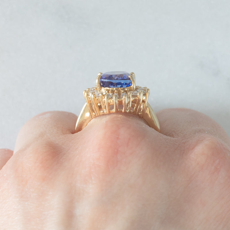 Anello ballerina vintage in oro giallo 14K con tanzanite (5.60ct ca.) e diamanti di taglio brillante e tapered (1.30ctw ca.), anni ‘70/‘80