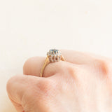 Anello a margherita vintage in oro giallo e bianco 9K con topazio azzurro (0.40ct ca.) e diamanti (0.12ctw ca.), anni ‘90