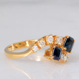 Toi et Moi francese vintage in oro giallo 18K con zaffiri di taglio smeraldo (0.80ct ca.) e diamanti di taglio brillante (0.20ct ca.), anni ‘70