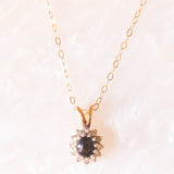 Vintage-Halskette mit Kette aus 9-karätigem Gelbgold und Gänseblümchen-Anhänger aus 9-karätigem Gelb- und Weißgold mit Saphir (ca. 0.40 ct) und Diamanten (ca. 0.12 ctw)