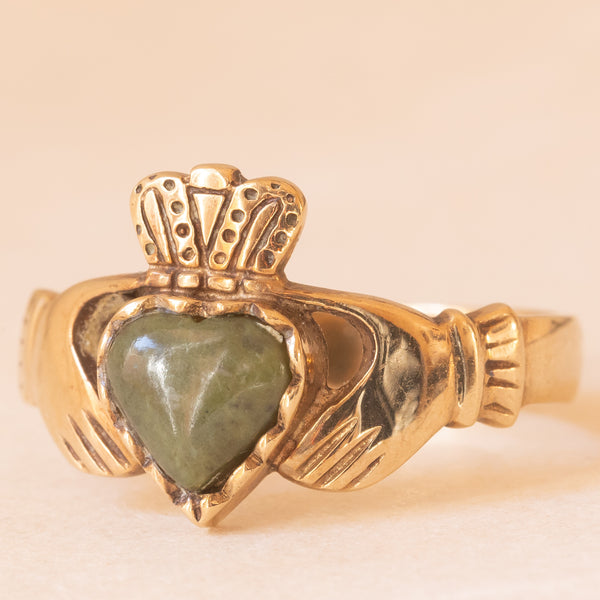 Anello Claddagh irlandese in oro giallo 9K con marmo verde irlandese (Connemara)