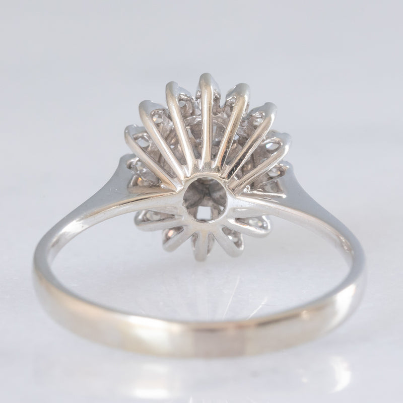 Anello a margherita in oro bianco 18K con diamanti (0.32ctw ca.), anni ‘70