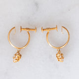 Orecchini a cerchio con fiori in oro giallo 18K con diamanti di taglio brillante (0.40ctw), anni ‘70/‘80