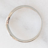 Anello a “V” in oro bianco 9K con diamanti di taglio tapered, anni ‘90