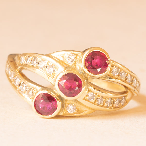 Anello “triplo” in oro giallo 14K con rubini sintetici (0.45ctw ca.) e diamanti di taglio brillante (0.22ctw ca.), anni ‘80