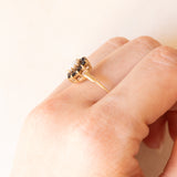 Vintage-Gänseblümchenring aus 9-karätigem Gelbgold mit Opal (ca. 0.22 ct) und Saphiren (ca. 0.30 ctw), Jahr 1986