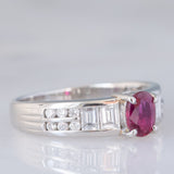 Anello a fascia vintage in platino con rubino (0.60ct) e diamanti (0.60ctw), anni ‘80