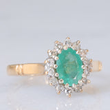 Anello a margherita vintage in oro giallo e bianco 9K con smeraldo (0.70ct ca.) e diamanti (0.20ctw ca.), anni ‘80
