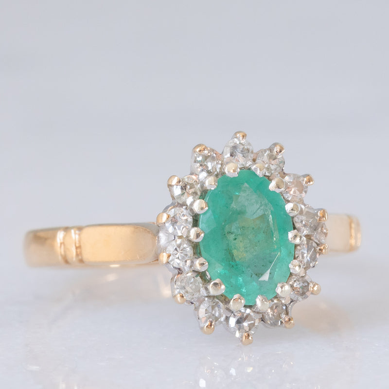 Anello a margherita vintage in oro giallo e bianco 9K con smeraldo (0.70ct ca.) e diamanti (0.20ctw ca.), anni ‘80